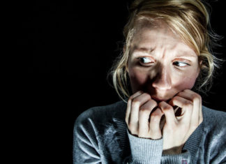 Strach – dlaczego występuje, jak się objawia oraz jak go zwalczyć.